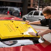 Qué es y para qué sirve el plástico amarillo que cada vez se ve más en el parabrisas de los coches