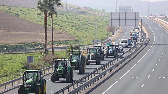 ¿Puede un tractor conducir por la ciudad? Esto es lo que dice la DGT