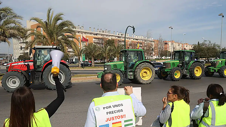 Transcurso de una tractorada por Córdoba capital