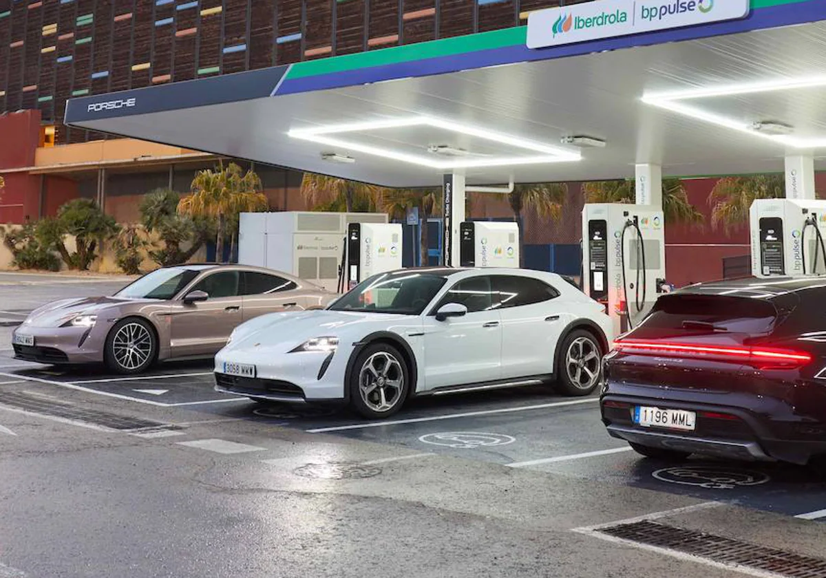 Porsche estrena su primera estación de carga ultrarrápida para vehículos  eléctricos - CIFRAS ON LINE