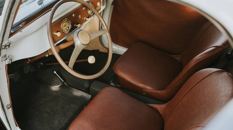 Interior del Topolino, muy cuidado para un coche pequeño de la época.