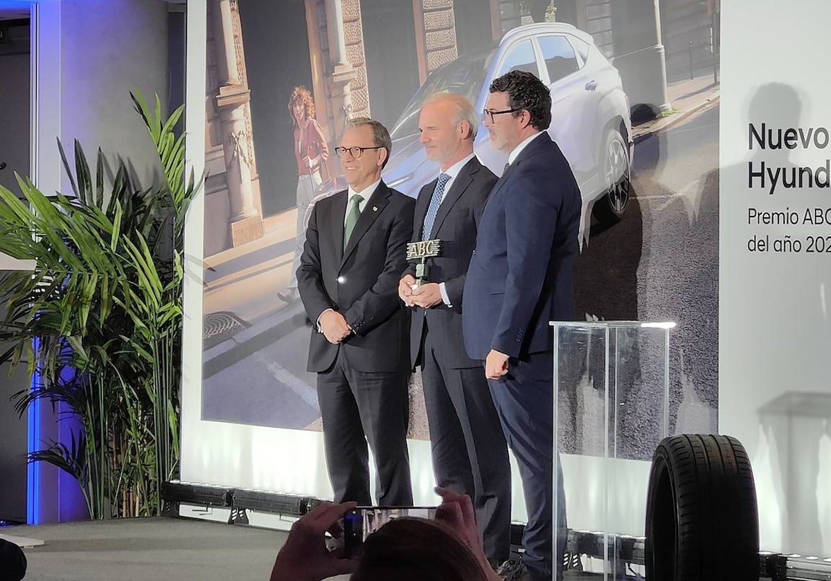 El presidente de Hyundai España. Leopoldo Satrústegui, recibe el premio de manos de Mariano Veganzones, consejero de Industria, comercio y empleo de la Junta de Castilla y León, ante Julián Quirós