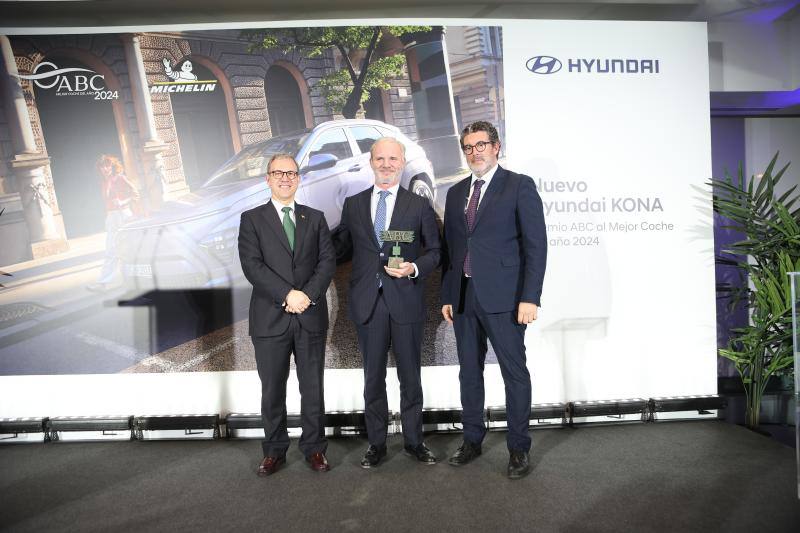 El presidente de Hyundai España. Leopoldo Satrústegui, (en el centro)recibe el premio de manos de Mariano Veganzones (isquierda) , consejero de Industria, comercio y empleo de la Junta de Castilla y León, ante Julián Quirós (derecha)