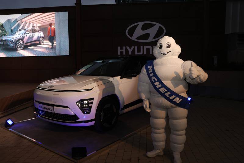 La popular mascota de Michelin, Bibendum, posa junto al Hynudai Kona