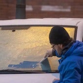 Lo que nunca debes hacer si te encuentras el parabrisas del coche helado