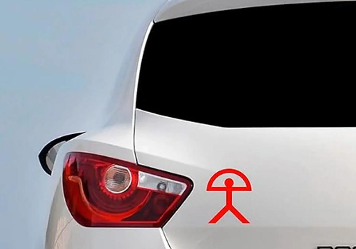 ¿Qué significa este símbolo que llevan los coches en la parte trasera?