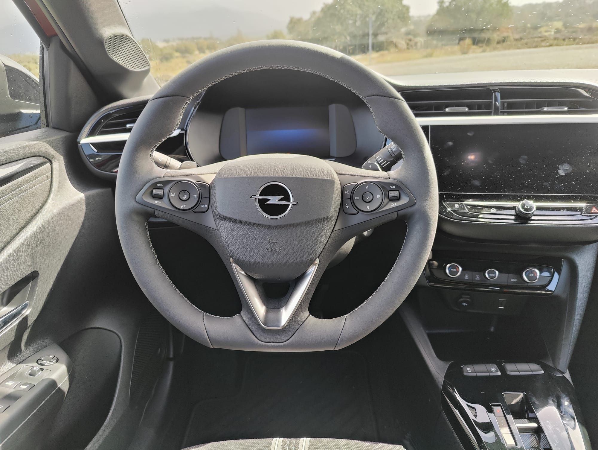 En el interior del Corsa Hybrid, los ocupantes pueden disfrutar de la pantalla de información al conductor totalmente digital opcional (de serie en el Corsa GS). Como es habitual, muestra toda la información importante de forma clara, con información adicional útil específica para híbridos. Los números del indicador digital de velocidad brillan en blanco mientras el motor de gasolina está en marcha.