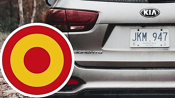 Qué significa la pegatina con forma de diana y bandera de España que llevan los coches en su parte trasera
