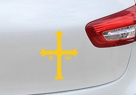 ¿Qué significa el símbolo de una cruz amarilla que muchos coches llevan en una pegatina?
