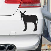 ¿Qué significa la pegatina del burro que llevan muchos coches en la parte trasera?