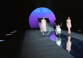 Así desfila la primera moto autónoma en la China Fashion Week