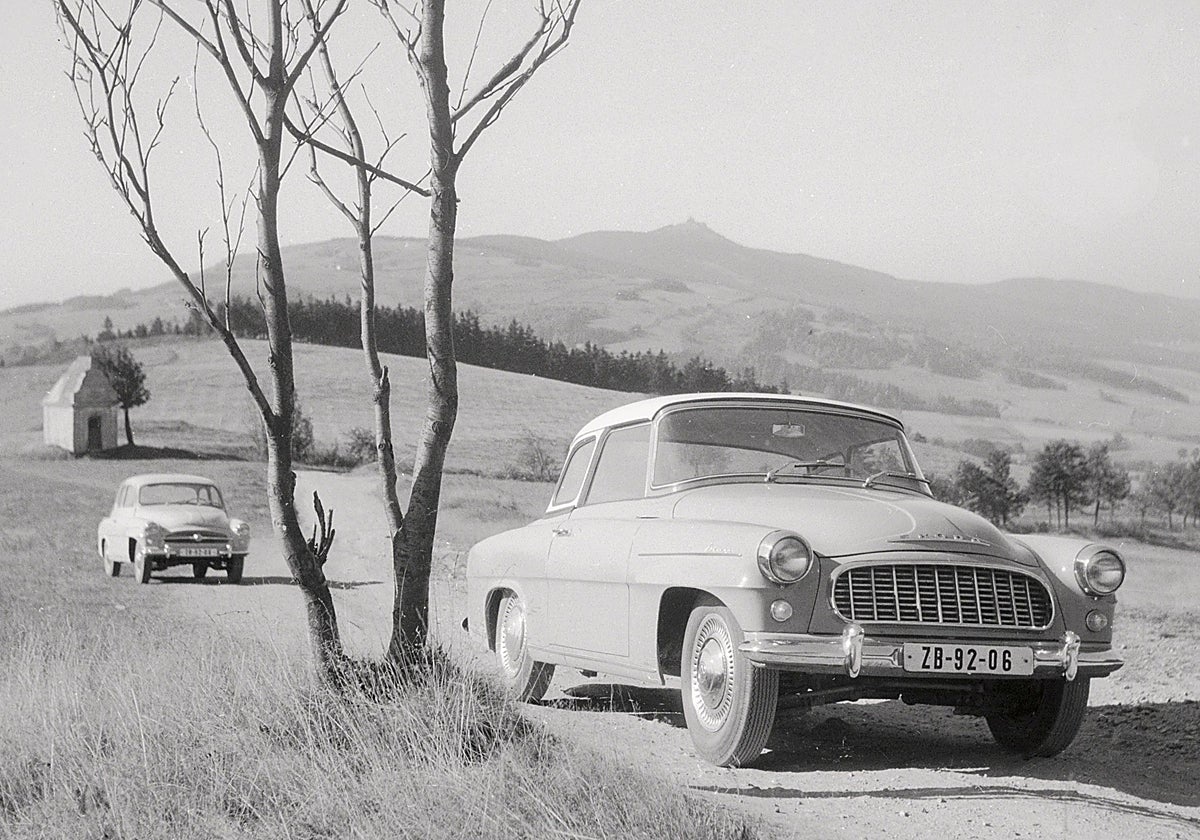 Ambos vehículos se presentaron por primera vez al público en el Salón del Automóvil de Ginebra en marzo de 1959