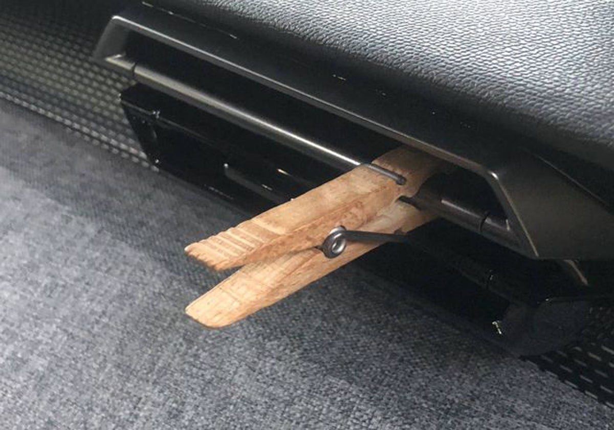 Para qué sirve el truco de la pinza en el salpicadero que usan muchos conductores en el coche