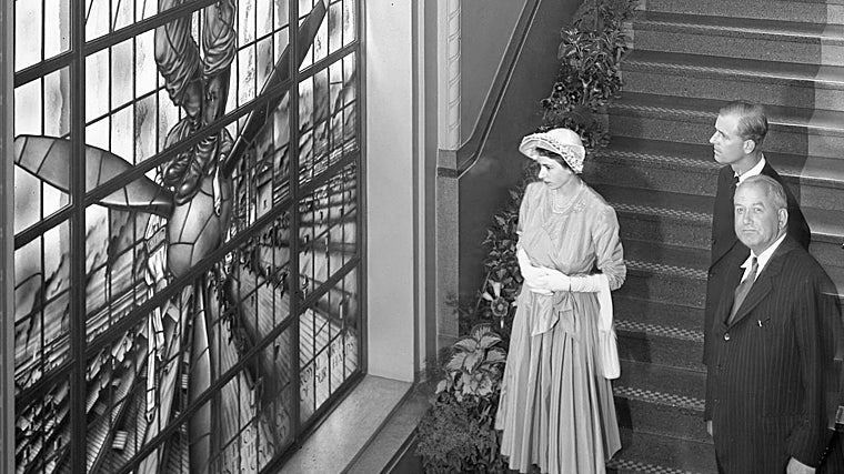 Hives, junto a la entonces princesa Isabel y su esposo Felipe, en una visita a la antigua fábrica Rolls Royce en Derby, contemplan la vidriera en honor a los pilotos de la RAF