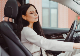 El reposacabezas del asiento del coche tiene una función que algunos conductores desconocen y que puede salvarte la vida