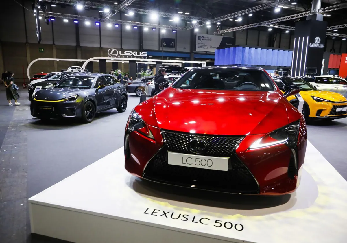 Los coches híbridos roban protagonismo a los eléctricos en el Salón de Madrid
