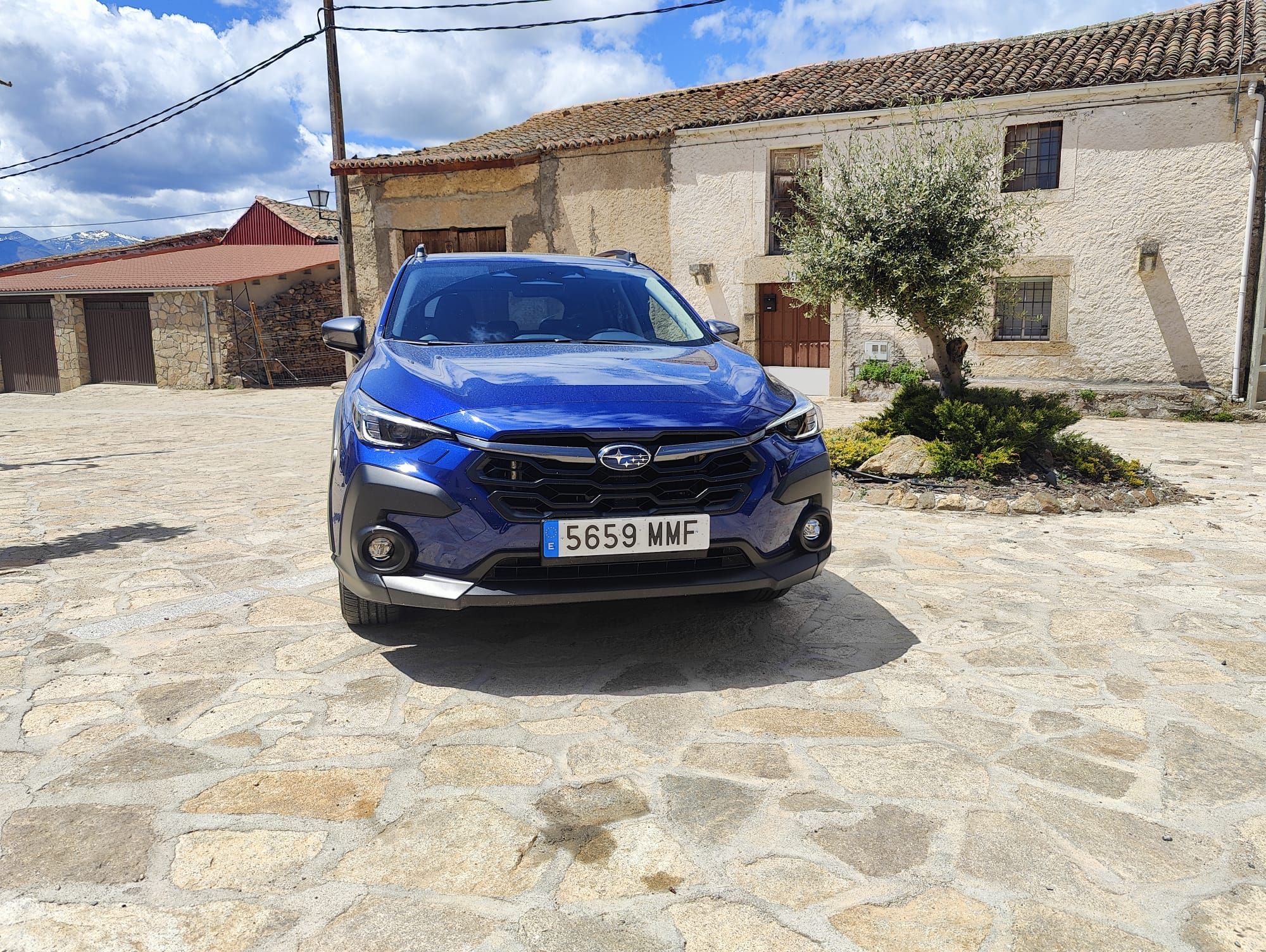 Subaru lanza la tercera generación del Crosstrek, un modelo que nació en 2012 y del que se han vendido 2,2 millones en el mundo. A los usuarios españoles, sin embargo, este nombre les suena como algo nuevo porque desde su lanzamiento, en el mercado europeo se le ha conocido como XV. Un SUV urbano que alberga en su corazón el alma de un todoterreno.