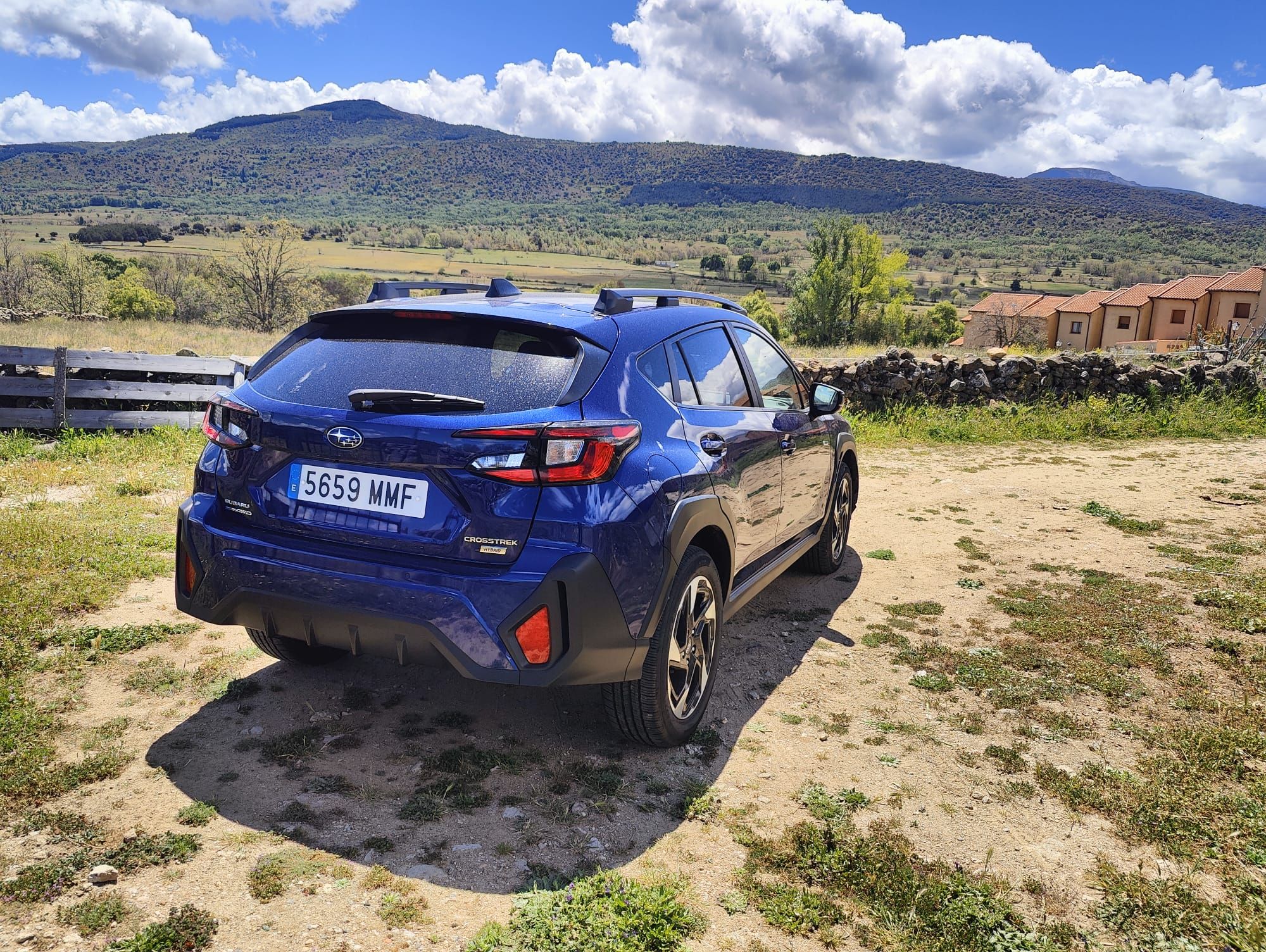 Subaru lanza la tercera generación del Crosstrek, un modelo que nació en 2012 y del que se han vendido 2,2 millones en el mundo. A los usuarios españoles, sin embargo, este nombre les suena como algo nuevo porque desde su lanzamiento, en el mercado europeo se le ha conocido como XV. Un SUV urbano que alberga en su corazón el alma de un todoterreno.