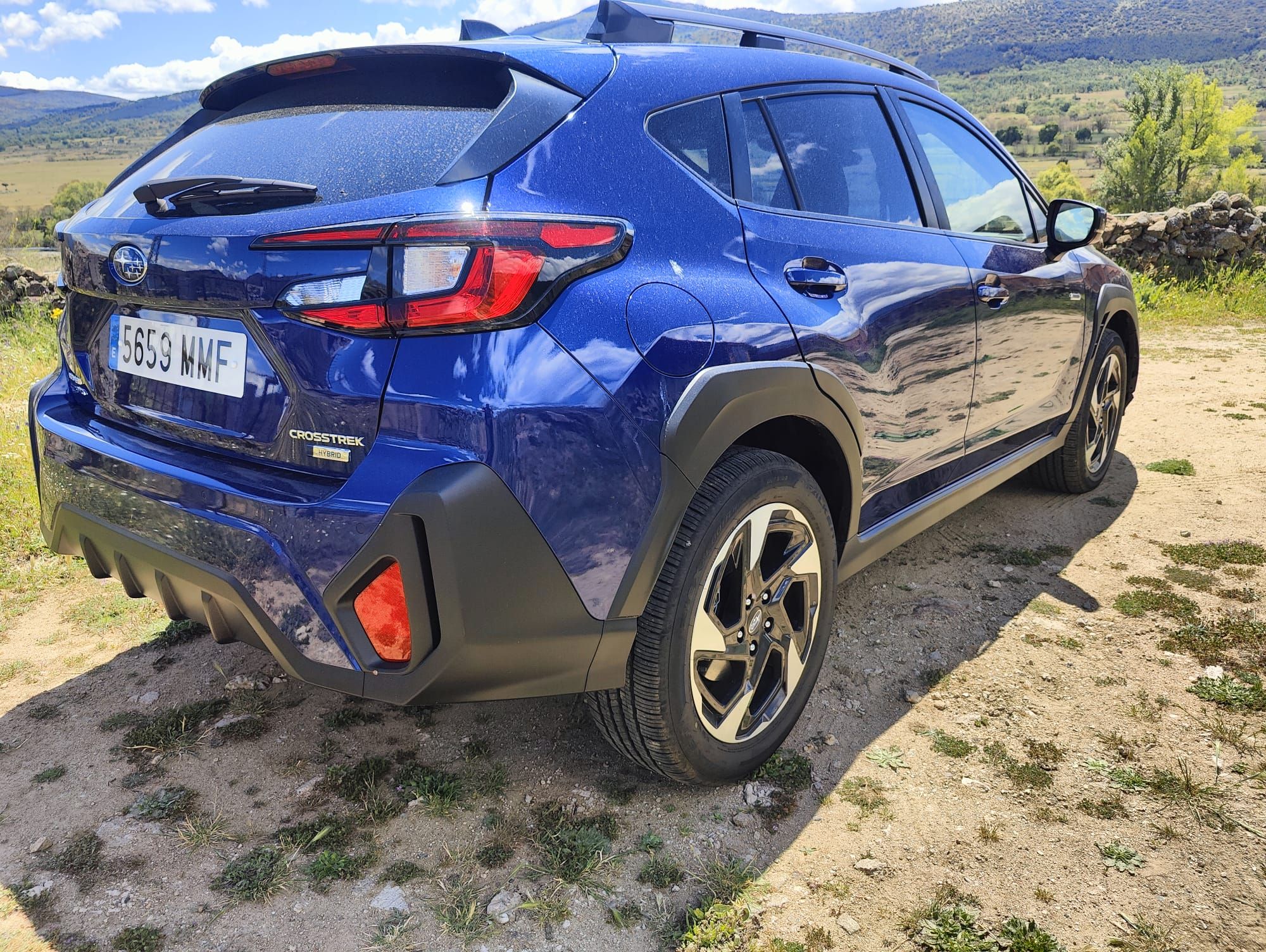 El Crosstrek mantiene prácticamente las mismas medidas que el XV. Sus dimensiones son: 4.495 mm de longitud (+10 mm), 1.800 mm de anchura y 1.600 mm de altura (+ 5 mm).