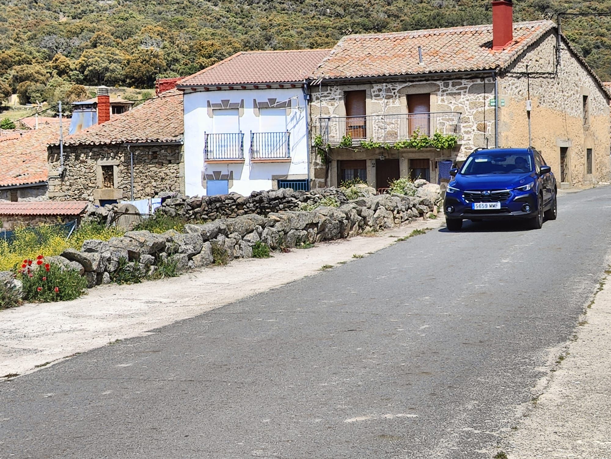 En la parte delantera destaca su gran parrilla con forma de malla, cruzada por una barra horizontal sobre la que encontramos el logotipo Subaru, y que sobresale hacia los modernos faros LED