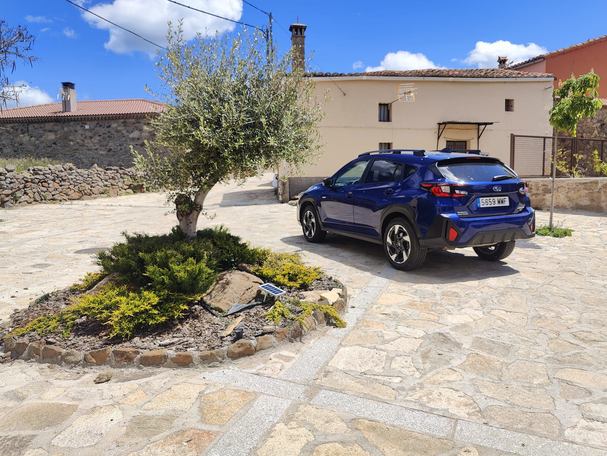 En lo que a las cualidades dinámicas del nuevo Crosstrek se refiere, su sistema de tracción permanente S-AWD ofrece al conductor confianza y capacidad de respuesta en todo tipo de condiciones de la carretera, mientras que el ATV (siglas de Active Torque Vectoring, o repartidor activo de par), también de serie, proporciona un buen rendimiento en el paso de curva.