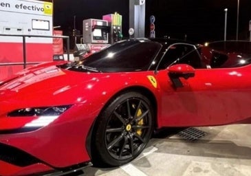 El futbolista que tiene un Ferrari y reposta gasolina 'low-cost'