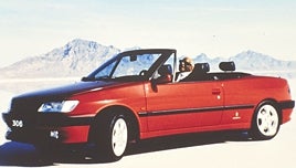 Peugeot 306 Cabriolet: el descapotable de los años 90 que puso al volante a Ray Charles