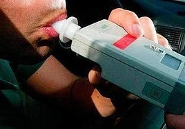 Un conductor se niega a hacer un control de alcoholemia, denuncia a los policías por obligarle y gana el juicio