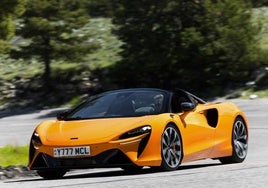 Probamos el McLaren Artura Spider: 700 CV con enchufe