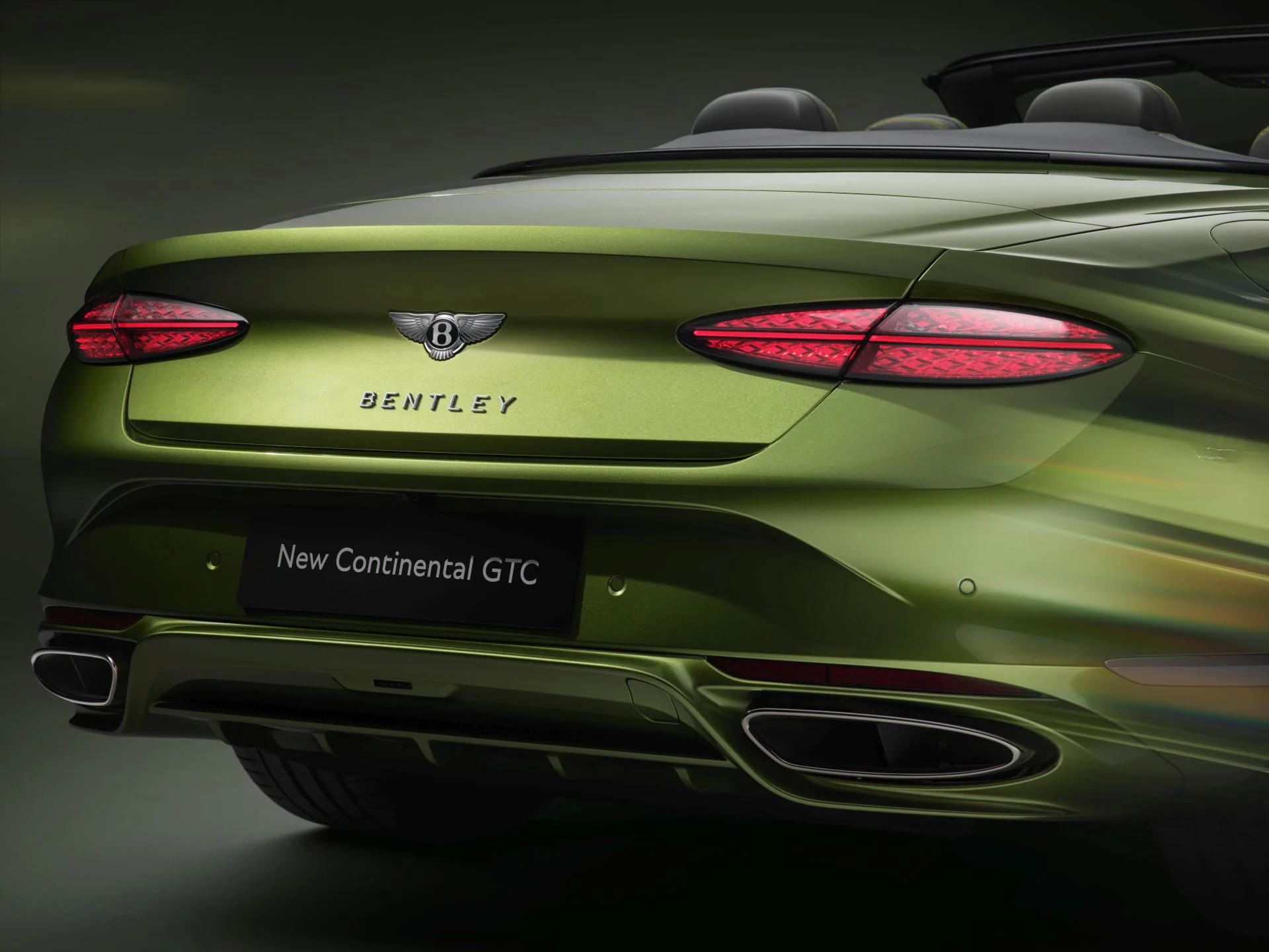 Esta última generación aporta un ADN de diseño rompedor, con faros únicos, que anuncia una revolución de diseño en Bentley