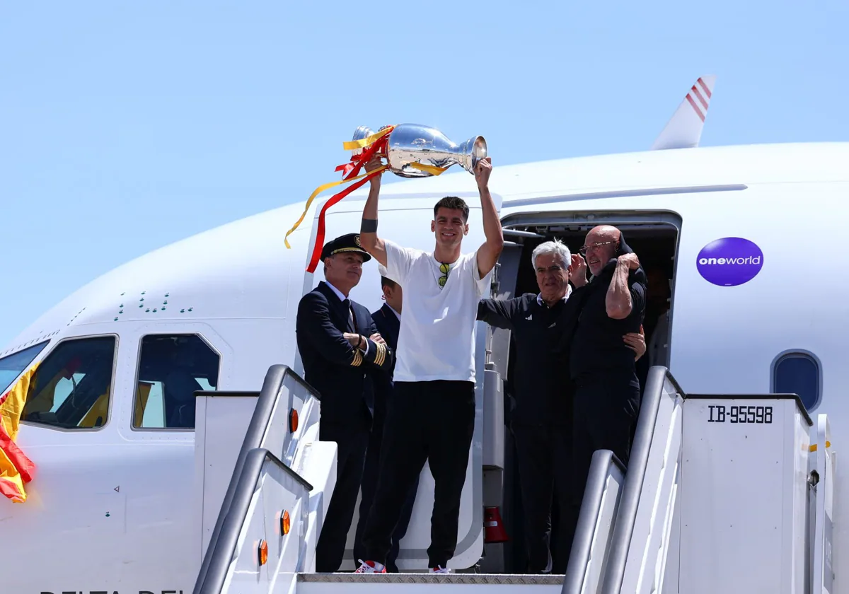 Álvaro Morata presenta la Eurocopa a su llegada a España.