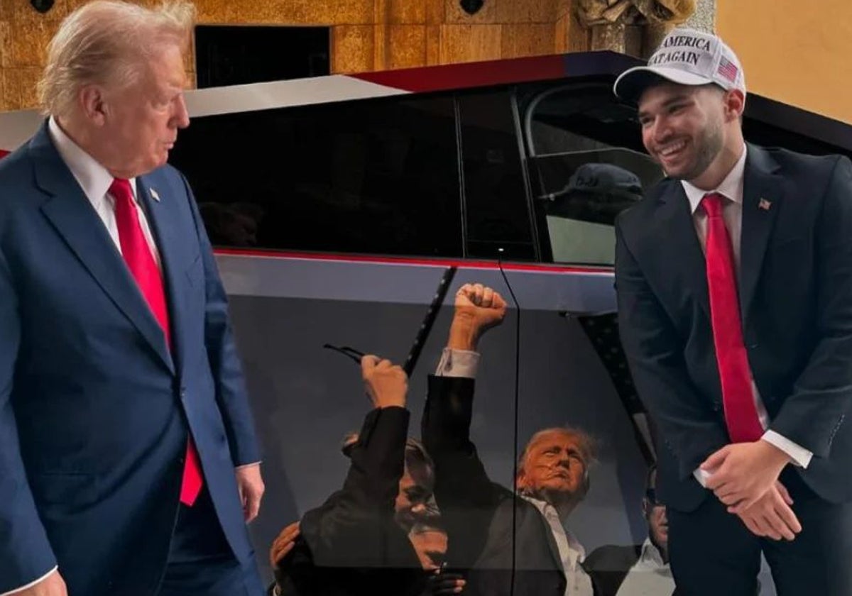 El candidato republicano, Donald Trump, junto con Adin Ross ante el Cybertruck.