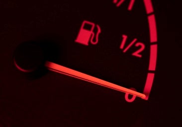 ¿Cuánto cuesta llenar el depósito de gasolina del coche este verano?