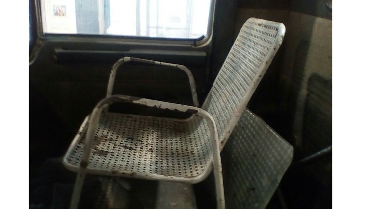 Se encontraron con este asiento en el interior de un camión
