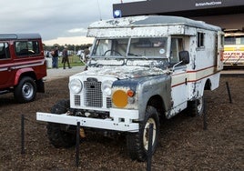 Land Rover recupera una ambulancia clásica por sus 70 años de colaboración con la Cruz Roja