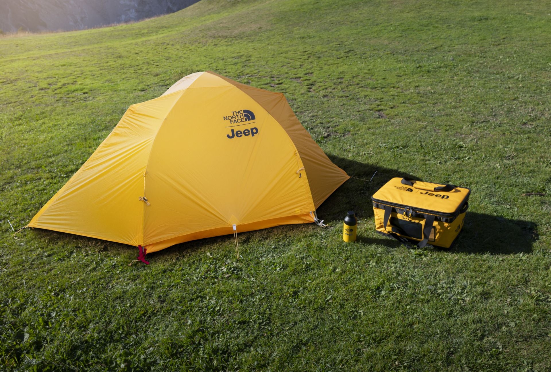 El nuevo Avenger incluye una tienda de campaña y una bolsa de equipaje semirrígida. 