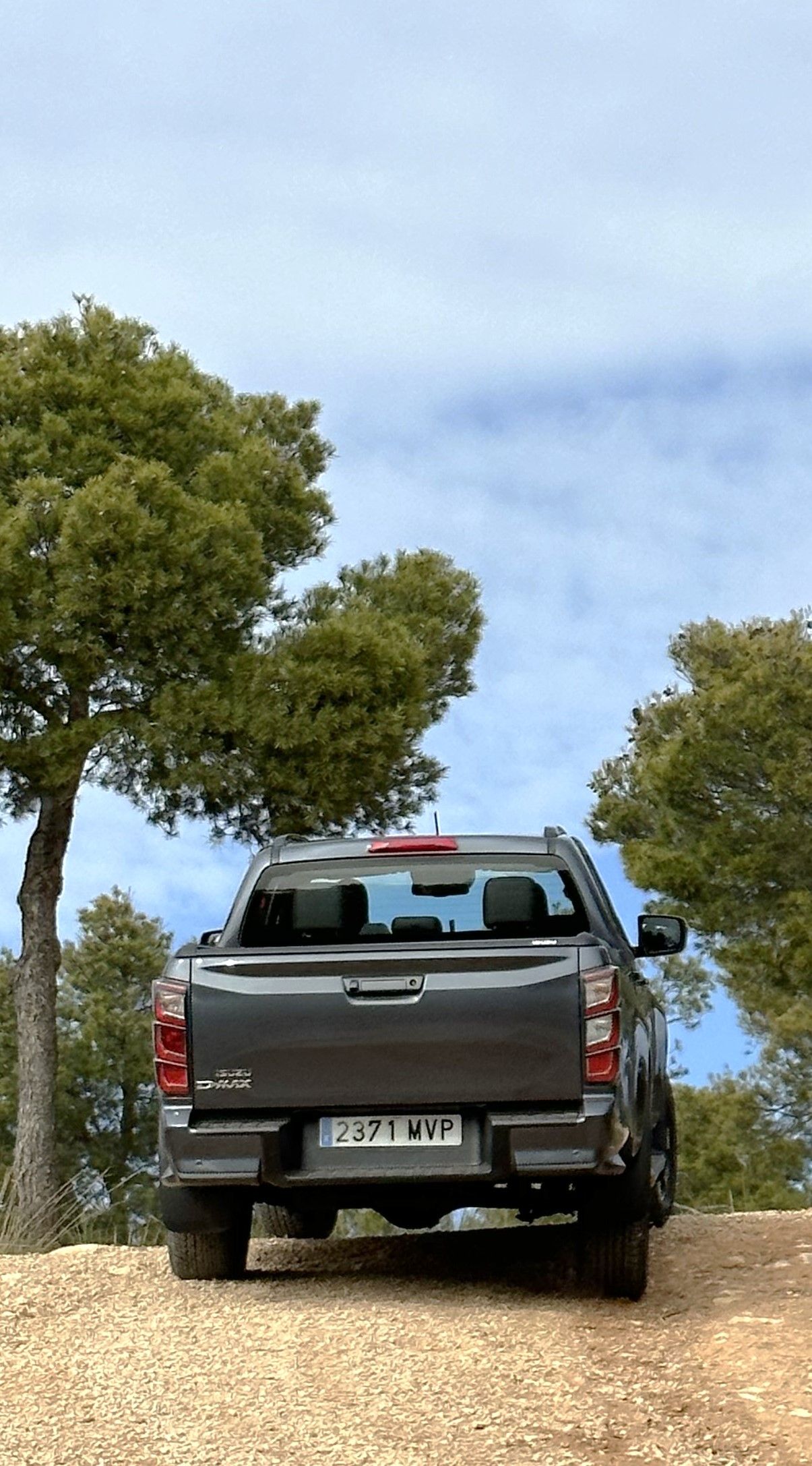 La nueva D-Max es un pick up 4x4 destinado a trabajar en las condiciones más duras, tanto por la capacidad de carga de su cajón posterior, su capacidad de arrastre, que alcanza las 3,5 toneladas