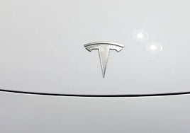 Un propietario de un Tesla muestra el estado de la batería de su coche tras 250.000 km, cinco años y haciendo cargas rápidas