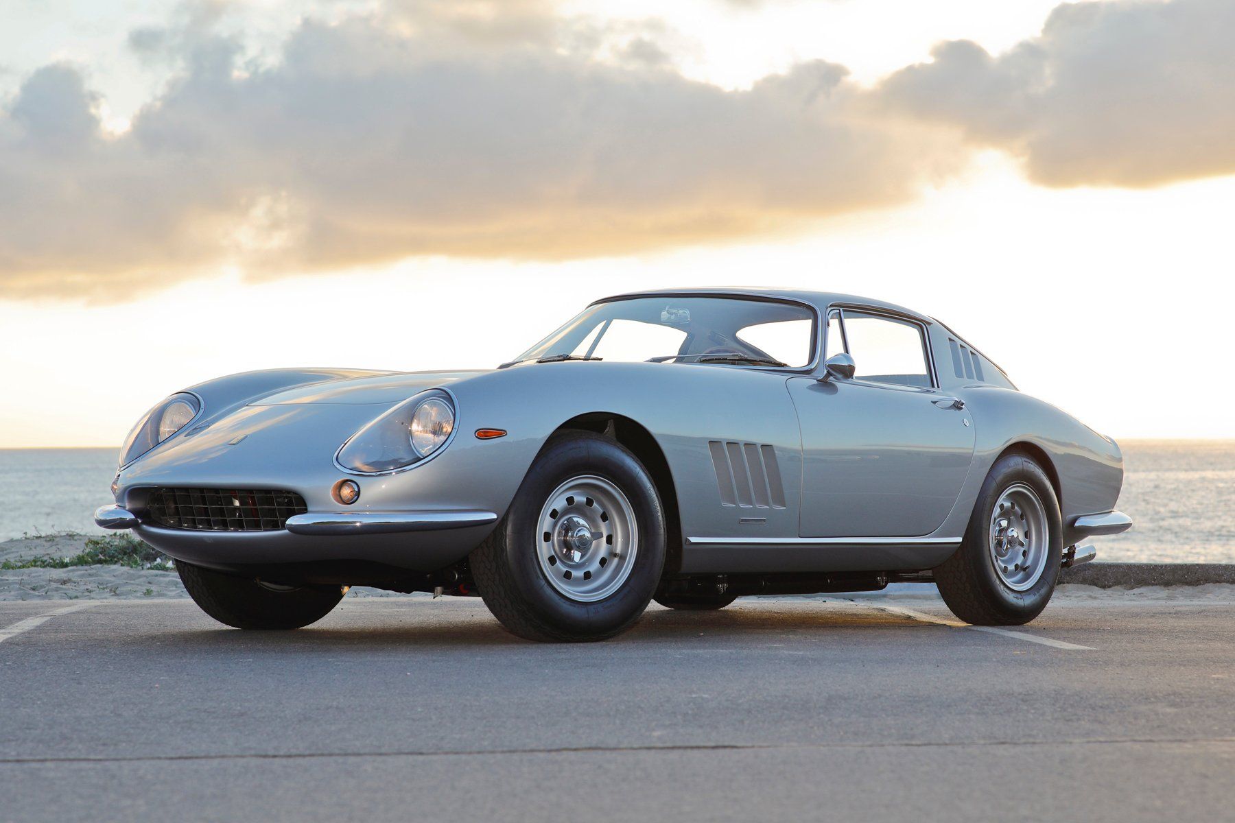 La joya de la colección, el Ferrari 275 GTB restaurado a la perfección puede superar con facilidad los dos millones de euros en la subasta.