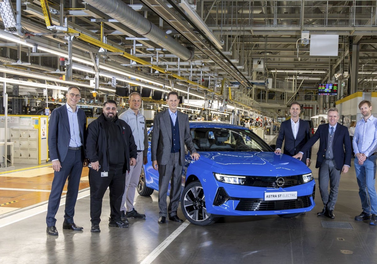 El presidente de Stellantis, John Elkann, y Xavier Chéreau, directores de Recursos Humanos y Patrimonio de Stellantis y presidente del Consejo de Supervisión de Opel Automobile GmbH, visitaron las instalaciones de Rüsselsheim