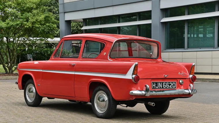 The characteristic inverted rear window that we will also see later on the Citroën Ami 6 from 1961