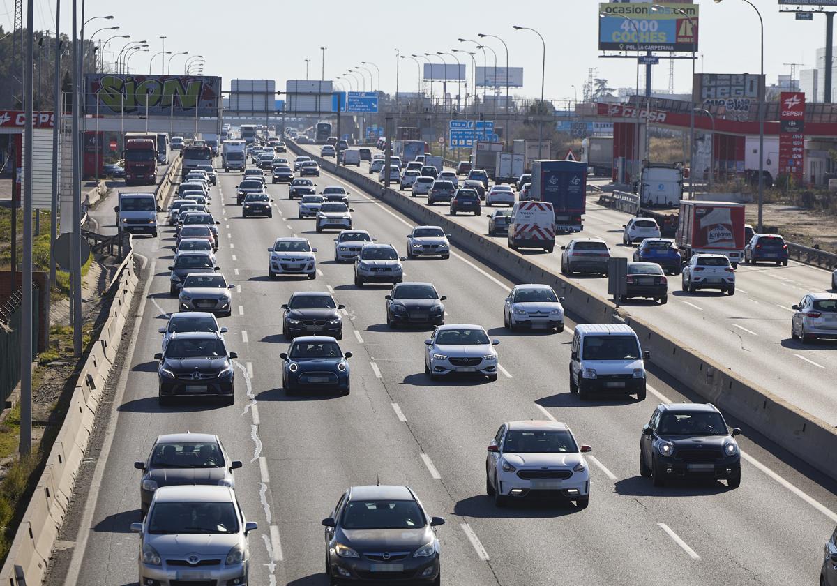 Coches circulan por la autovía.