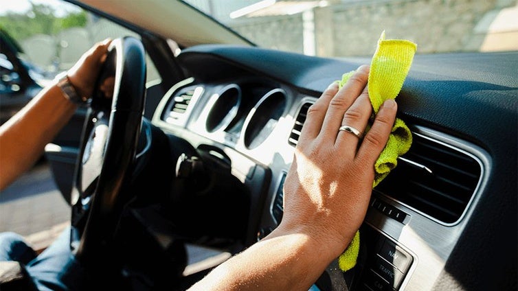 Cuatro trucos para cuidar el coche por menos de diez euros