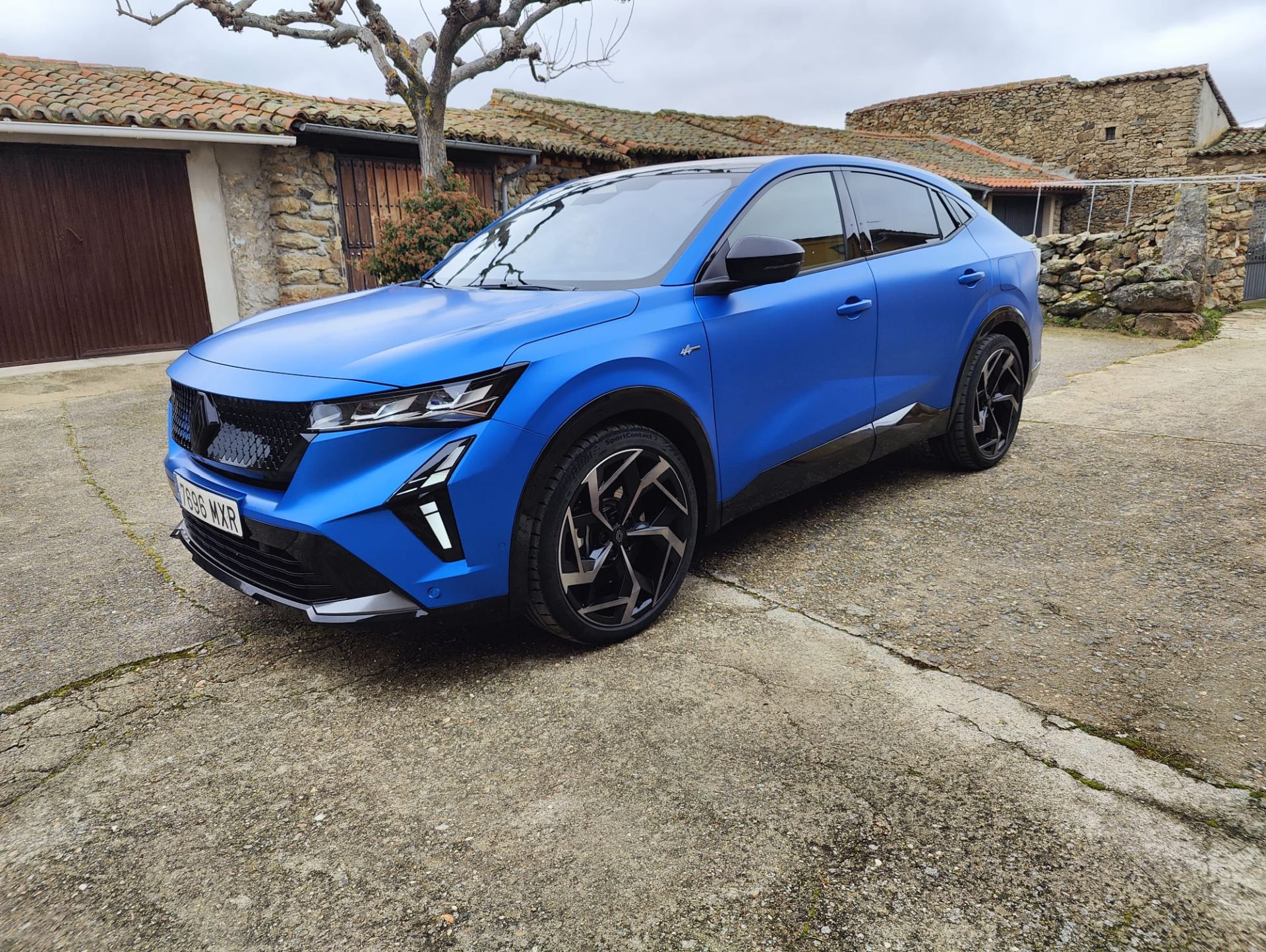 El color azul mate aporta al Renault Rafale un carácter distintivo y moderno. Este acabado mate realza las líneas del vehículo, creando un efecto visual más sólido y sofisticado. Además, el azul mate es un color muy versátil que combina a la perfección con diferentes elementos de diseño, como las llantas de aleación y los detalles cromados.