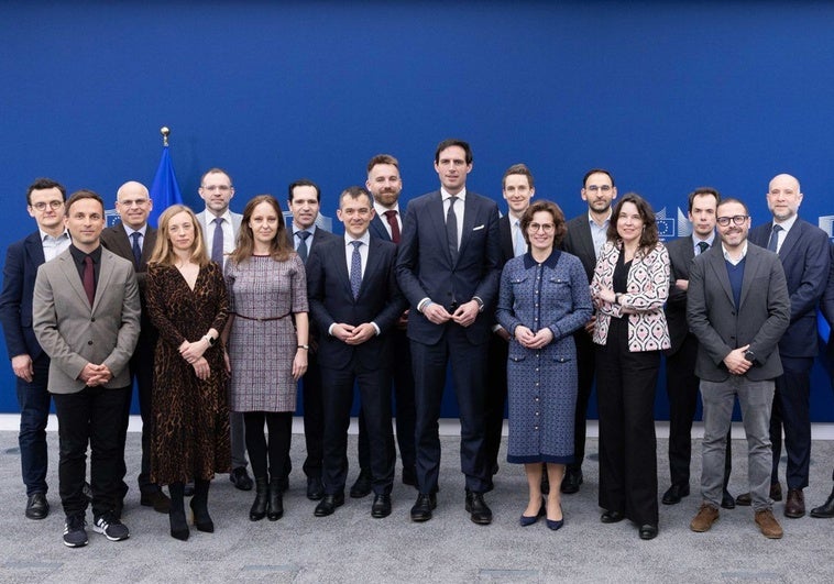 Foto de familia de la primera de las reuniones entre fabricantes y responsables de la UE