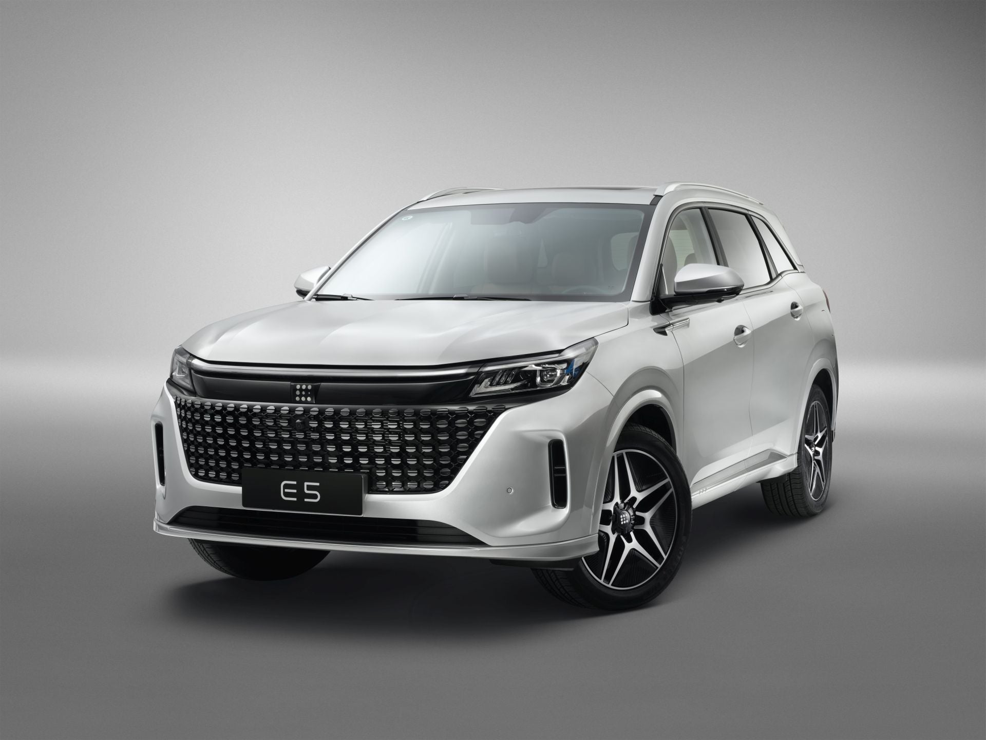 DFSK E5, un interesante SUV de siete plazas, híbrido enchufable