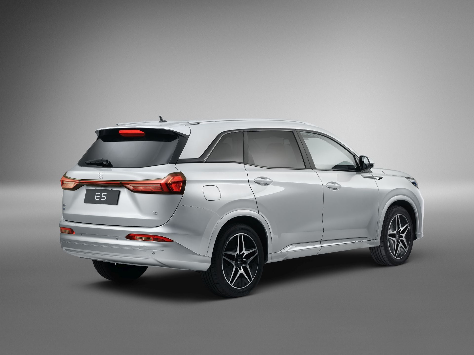 DFSK E5, un interesante SUV de siete plazas, híbrido enchufable