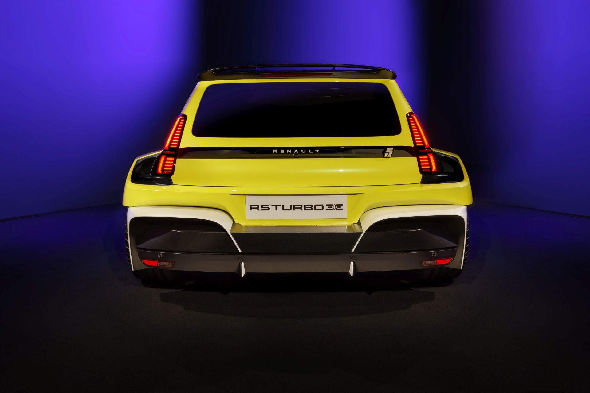 Estas aportan cierto refinamiento a las líneas, como si el pilar del parabrisas se uniera con las ruedas delanteras. Con estas dimensiones, Renault 5 Turbo 3E tiene la longitud de un coche urbano y la anchura de un superdeportivo. Y con las prestaciones que le acompañan, da sentido a su definición como “mini-superdeportivo”.