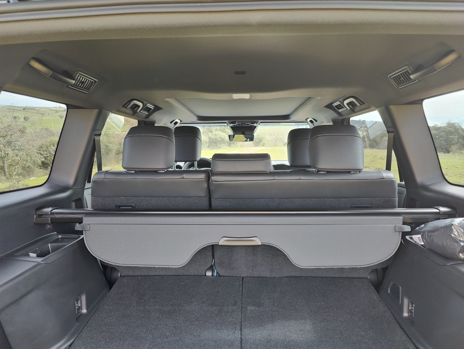 La First Edition viene con un equipamiento completo que incluye: Sistema de infoentretenimiento con pantalla táctil. Sistemas de asistencia a la conducción avanzados. Asientos de cuero y otros elementos de confort.