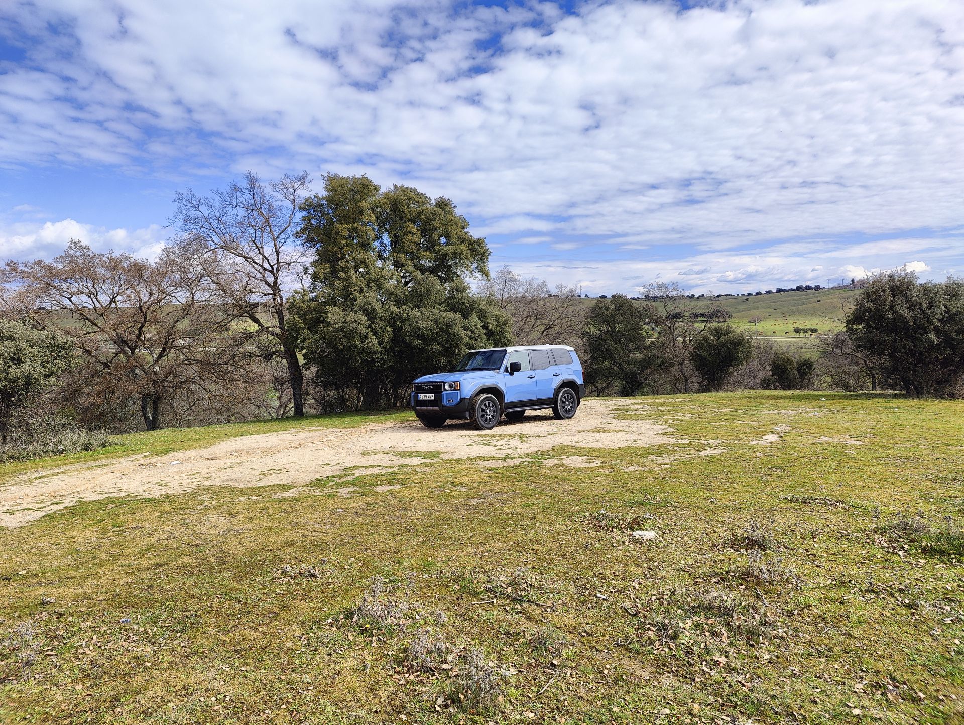 Cuenta con un motor turbodiésel de 2.8 litros y transmisión automática de ocho velocidades.